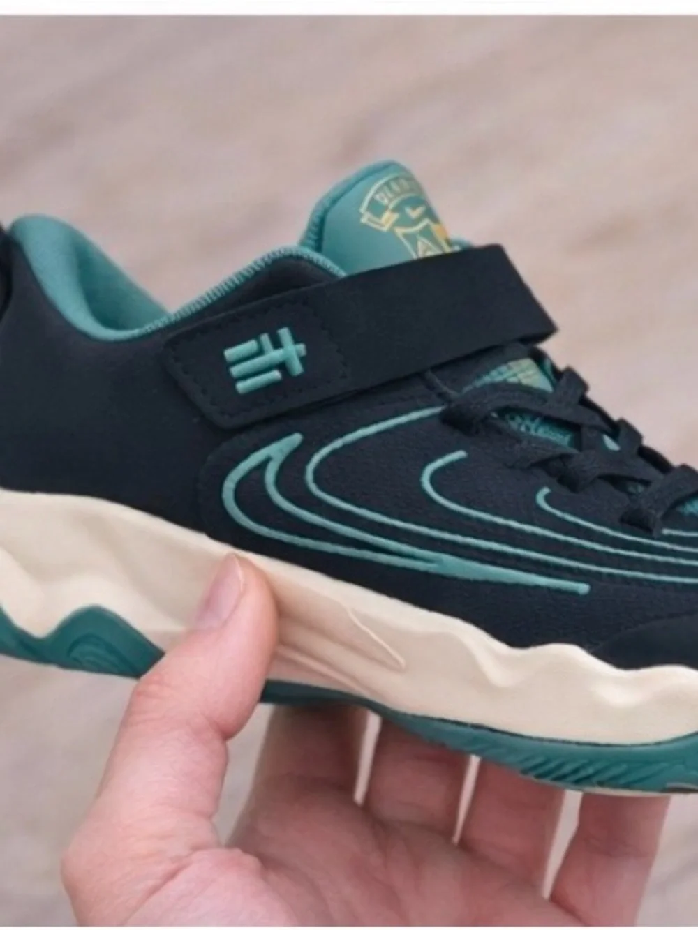 Nike Kids Sneakers in Teal and Black